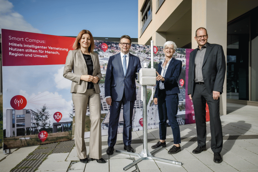 Präsentieren die Antenne für den Smart Campus: Dr. Susanna Zapreva, Vorstandsvorsitzende enercity AG; Prof. Dr. Volker Epping, Präsident Leibniz Universität Hannover; Prof. Prof. h.c. Dr.-Ing. Birgit Glasmacher, M.Sc. Leiterin des Instituts für Mehrphasenprozesse (IMP); Ulf-Birger Franz, Regionsrat und Dezernent Wirtschaft, Verkehr und Bildung der Region Hannover