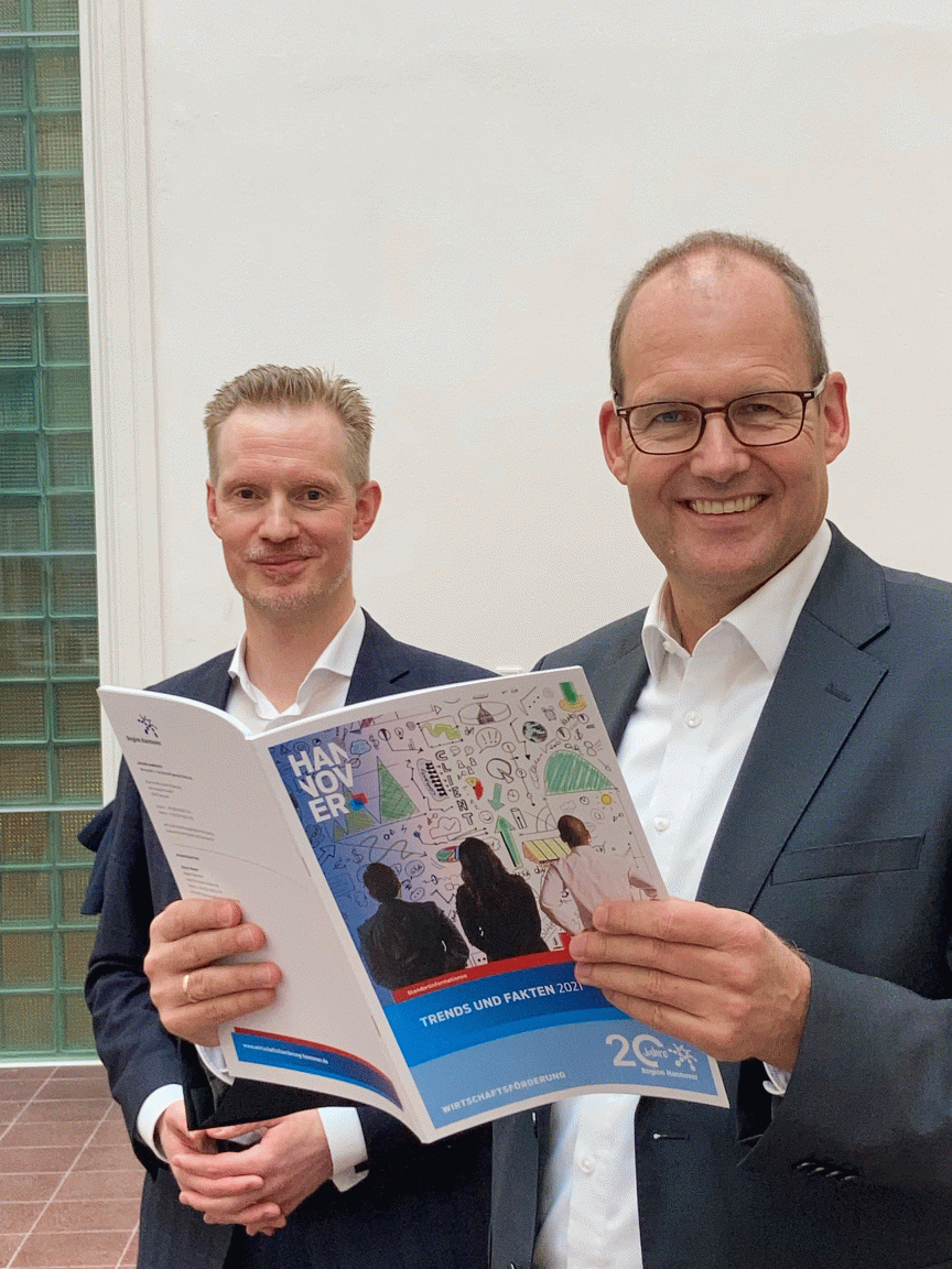 Wirtschaftsdezernent Ulf-Birger Franz und Fachbereichsleiter Alexander Skubowius präsentieren die neuen Trends und Fakten zum Wirtschaftsraum Hannover