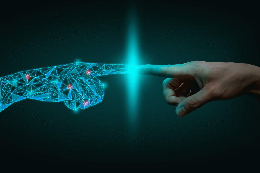Eine digitale, polygonale Hand berührt eine menschliche Hand mit ausgestrecktem Zeigefinger; türkises Licht zwischen den Fingerspitzen.