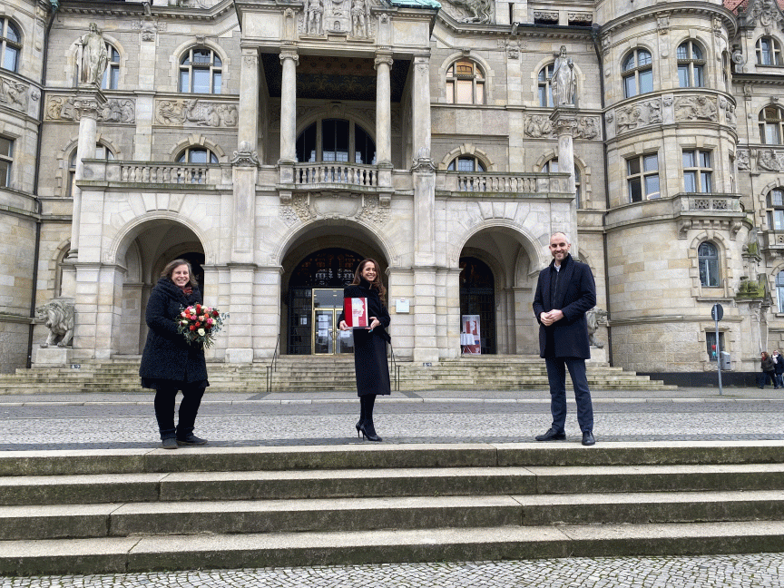 Gleichstellungsbeauftragte Frederike Kämpfe (links), Stadt-Hannover-Preisträgerin Dilek Ruf, Oberbürgermeister Belit Onay