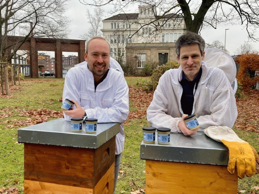 Tim Mittelstaedt, Digitalkoordinator der Region Hannover und Marc Junker, Imker