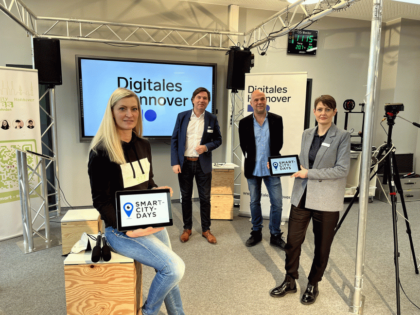 Bildunterschrift: v.l. Kerstin Möller (OBS Gehrden), Uwe Berger (Vorstand Digitales Hannover e. V.), Kai Schirmeyer (Projektleiter NachwuchsKraft) und Annika Hunte (Region Hannover) beim Kick-Off Treffen für das Projekt Nachwuchskraft und Smart-City-Days- Bildunterschrift: v.l. Kerstin Möller (OBS Gehrden), Uwe Berger (Vorstand Digitales Hannover e. V.), Kai Schirmeyer (Projektleiter NachwuchsKraft) und Annika Hunte (Region Hannover) beim Kick-Off Treffen für das Projekt Nachwuchskraft und Smart-City-Days-