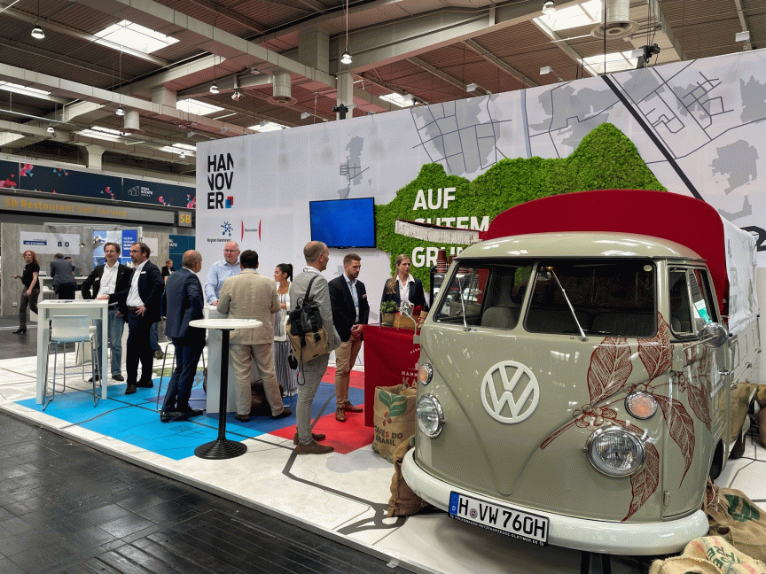 Messestand von Region und Landeshauptstadt Hannover bei der Real Estate Arena 2022 Personen stehen vor dem Messestand von Region und Stadt Hannover