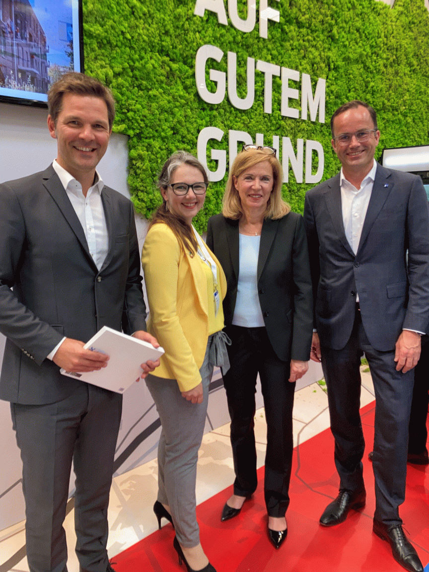 Regionspräsident Steffen Krach, Ramona Schumann, Bürgermeisterin von Pattensen, Dr. Andrea Hanke, Dezernentin für soziale Infrastruktur und Dr. Jochen Köckler, Vorsitzender des Vorstandes Deutsche Messe AG (v.l.n.r.) Regionspräsident Steffen Krach, Ramona Schumann, Bürgermeisterin von Pattensen, Dr. Andrea Hanke, Dezernentin für soziale Infrastruktur und Dr. Jochen Köckler, Vorsitzender des Vorstandes Deutsche Messe AG