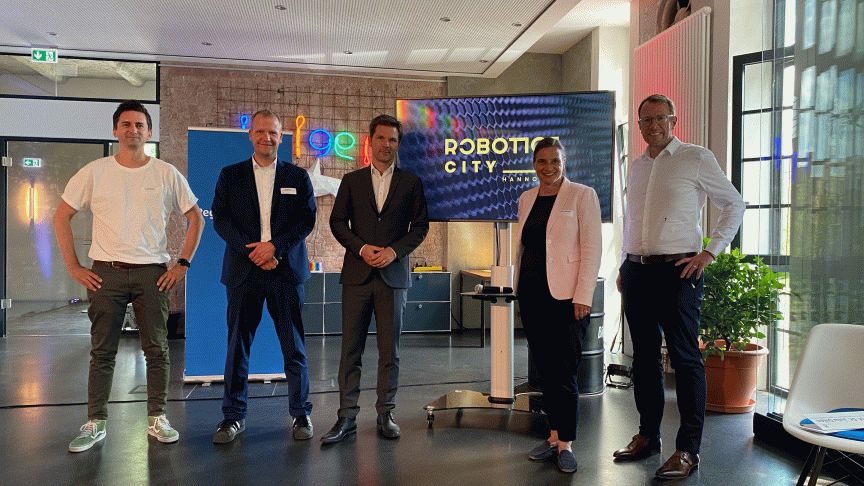 Dr. Jens Kotlarski, Geschäftsführer ROBCORE GmbH,  Philipp Becker, Geschäftsführer Vision Lasertechnik GmbH,  Steffen Krach, Regionspräsident,  Prof. Dr. Julia Gillen, Vizepräsidentin für Lehre und Studium der Leibniz Universität Hannover und Stefan Muhle, Staatssekretär im Niedersächsischen Ministerium für Wirtschaft, Arbeit, Verkehr und Digitalisierung  (v.l.n.r.) Regionspräsident Steffen Krach enthüllt gemeinsam mit weiteren Würdenträgern die Dachmarke “Robotics City Hannover“