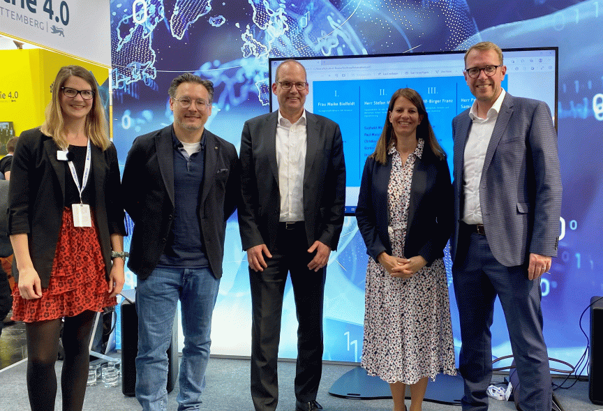 Moderatorin Felicitas Wüst (Robokind-Stiftung) gemeinsam mit Stiftungsgründer Prof. Dr. Sami Haddadin, Wirtschaftsdezernent Ulf-Birger Franz, IHK-Hauptgeschäftsführerin Maike Bielfeldt und Staatssekretär Stefan Muhle. Foto: Region Hannover/Borschel