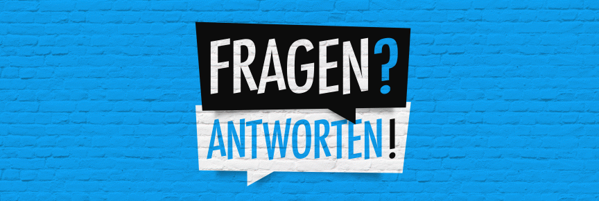 Blaue Ziegelwand mit zwei Sprechblasen: schwarze Blase "FRAGEN?" und weiße Blase "ANTWORTEN!" in blauer Schrift.