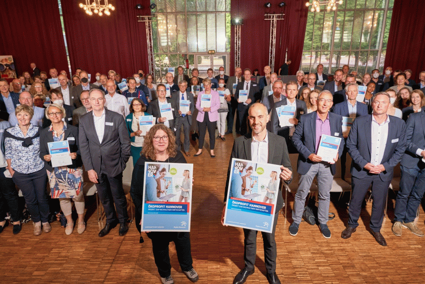 Teilnehmende der ÖKOPROFIT Hannover Programmrunde 2021/2022 mit Urkunden, Oberbürgermeister Belit Onay und Wirtschafts- und Umweltdezernentin Anja Ritschel