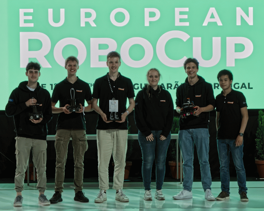 Siegerteams in Portugal: Von Links: Eduard Fell, Malte Gembus, Nick Padrok, Lara Trappmann, Devin Milnik, Justin Nguyen