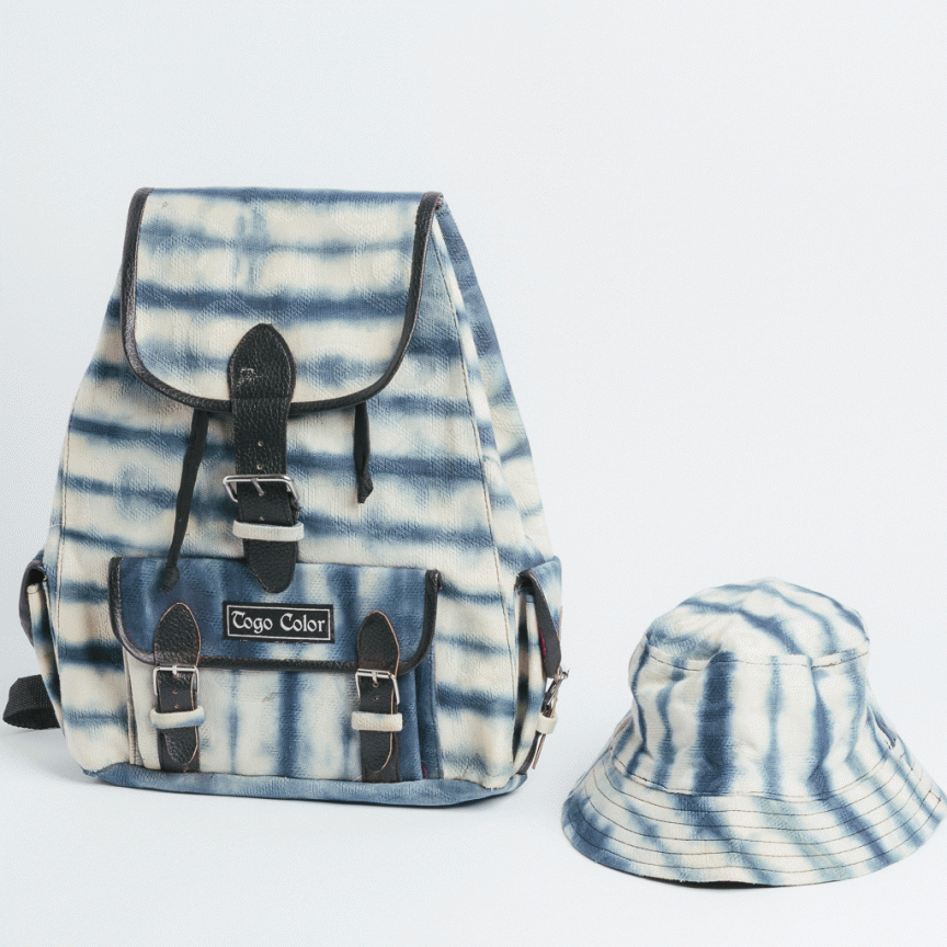 Rucksack und Bucket Hat mit Tie-Dye-Muster in Blau-Weiß der Marke „Togo Color" auf weißem Hintergrund.