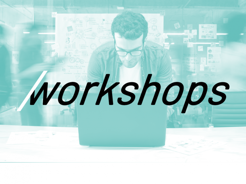 Mann mit Brille arbeitet an Laptop, dahinter Whiteboard. Teal-Farbfilter. Text: "/workshops"