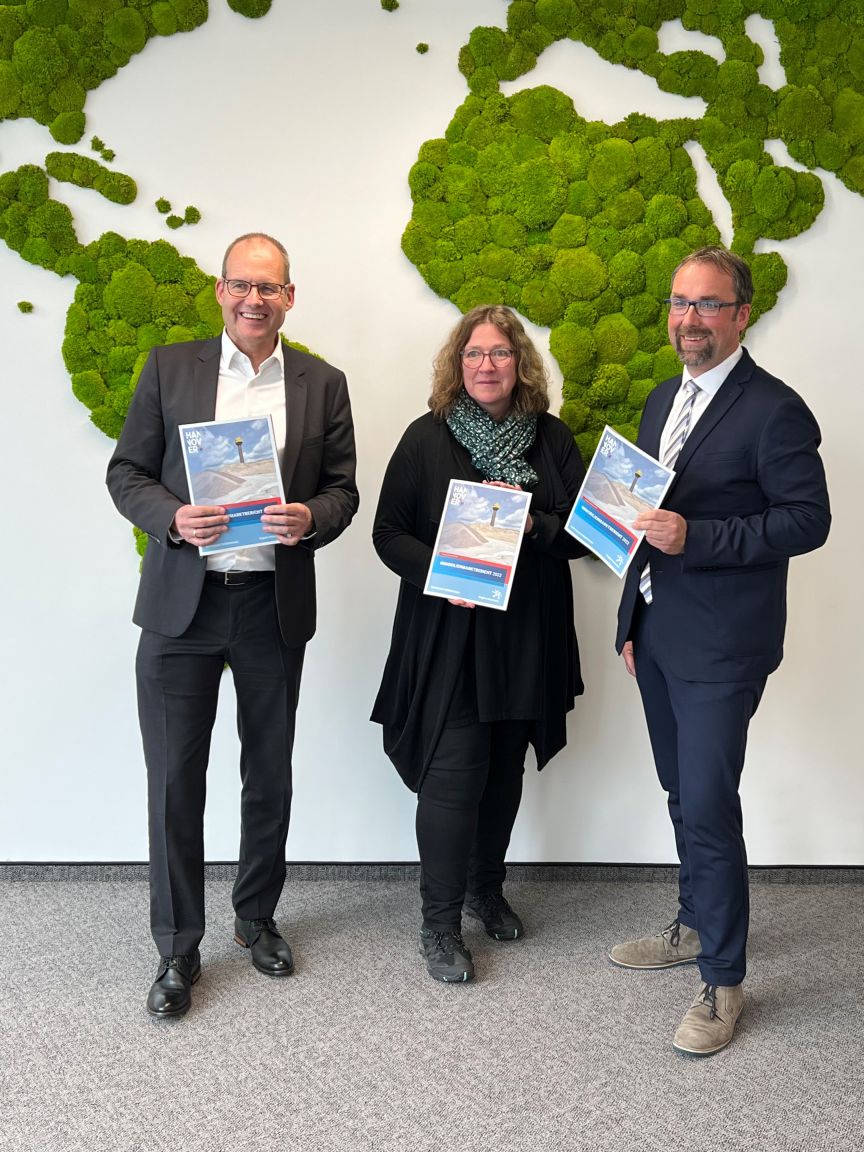 v.l. Ulf-Birger Franz, Wirtschaftsdezernent Region Hannover, Anja Ritschel, Wirtschafts- und Umweltdezernentin der Landeshauptstadt Hannover, Hilmar Engel, Region Hannover