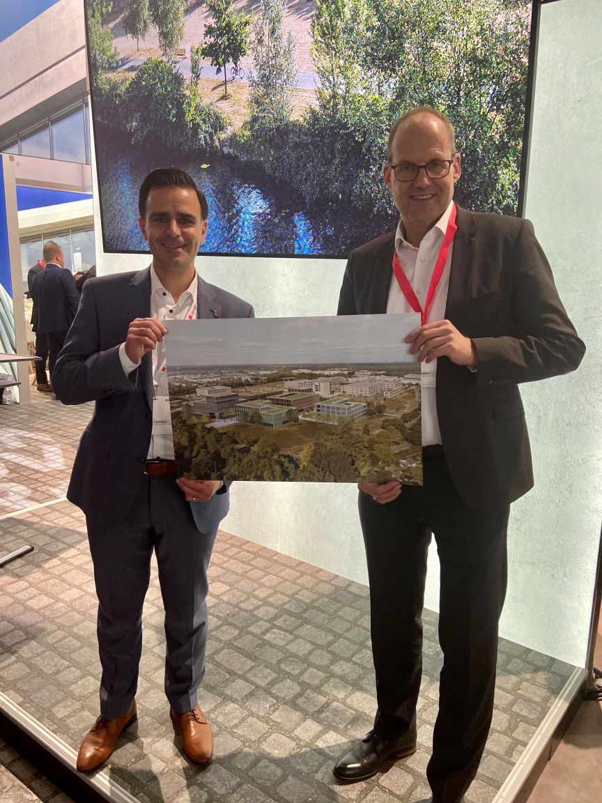 Garbsens Bürgermeister Claudio Provenzano und Regions-Wirtschaftsdezernent Ulf-Birger Franz haben auf der Exporeal den Campus Maschinenbau vorgestellt.
