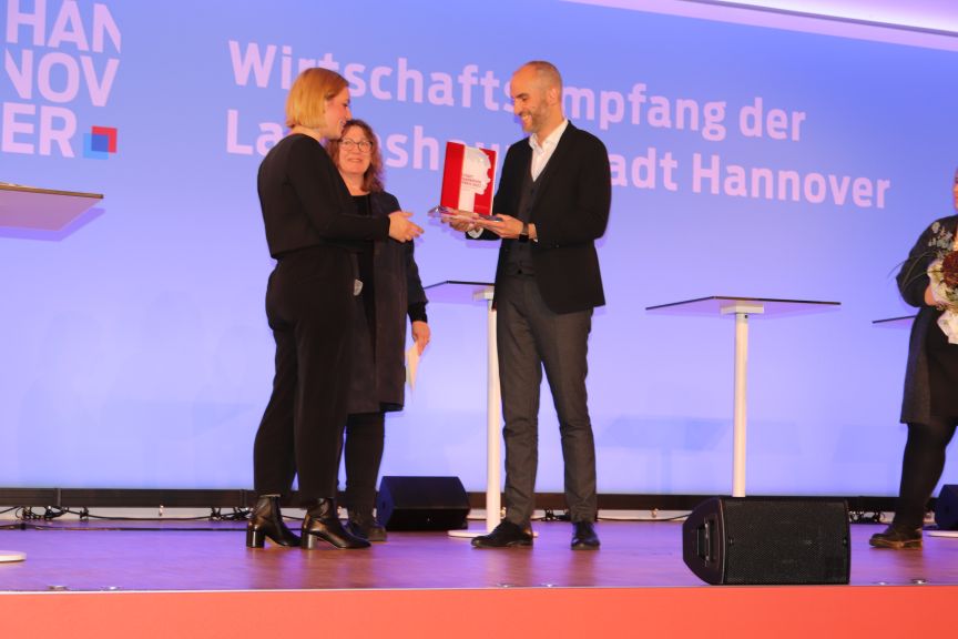 Oberbürgermeister Onay übergibt den Stadt Hannover Preis 2022 an Anna Lina Bartl, Gf. Mulembe Kaffee