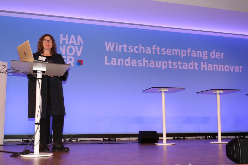 Wirtschafts- und Umweltdezernentin Anja Ritschel, Landeshauptstadt Hannover, eröffnet den Wirtschaftsempfang 2022