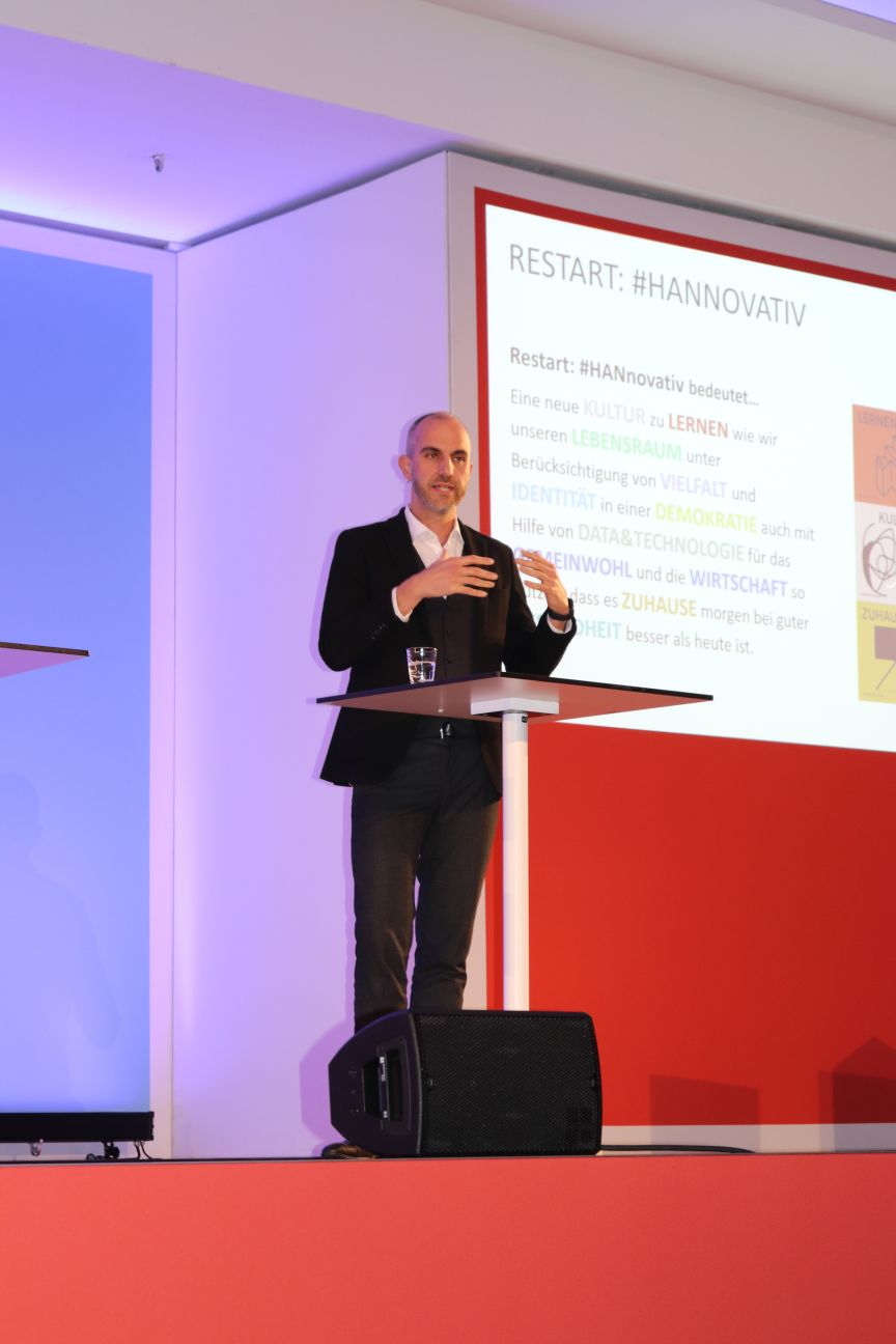 Oberbürgermeister Belit Onay erläutert den Smart City-Ansatz für Hannover