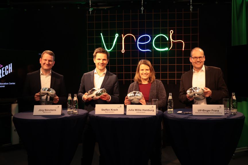 Haben am Montag der VRECH eröffnet: BBS-Schulleiter Jörg Sönckens, Regionspräsident Steffen Krach, Kultusministerin Julia Willie Hamburg und Wirtschaftsdezernent Ulf-Birger Franz. Haben am Montag der VRECH eröffnet: BBS-Schulleiter Jörg Sönckens, Regionspräsident Steffen Krach, Kultusministerin Julia Willie Hamburg und Wirtschaftsdezernent Ulf-Birger Franz.