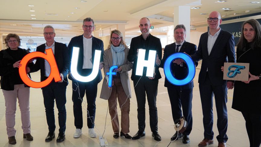von links nach rechts:
- Ingrid Wagemann Geschäftsführerin der Agentur für kreative Zwischenraumnutzung
- Stadtbaurat Thomas Vielhaber
- Prof. Gunnar Spellmeyer, Leiter des „Nexster – Entrepreneurship-Center“ der HsH
- Doris Petersen, hannoverimpuls-Geschäftsführerin
- Oberbürgermeister Belit Onay
- Prof. Dr. Joachim Schachtner, Staatssekretär im Niedersächsischen Ministerium für Wissenschaft und Kultur (MWK)
- Prof. Dr. Martin Grotjahn, Vizepräsident für Forschung, Transfer und Weiterbildung der HsH
- Prof. Tatjana Sabljo, Hochschule Hannover , Fakultät III - Medien, Information und Design