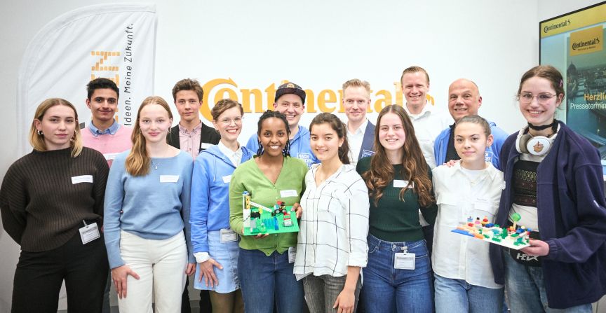 Schüler:innen aus dem Projekt „Bessermacher:in“, das Team von Nachwuchskraft sowie Alexander Skubowius, Fachbereichsleiter Wirtschafts- und Beschäftigungsförderung der Region Hannover, und Hanno Gieseke, Ausbildungsleiter Deutschland Continental AG. Schüler:innen aus dem Projekt „Bessermacher:in“, das Team von Nachwuchskraft sowie Alexander Skubowius, Fachbereichsleiter Wirtschafts- und Beschäftigungsförderung der Region Hannover, und Hanno Gieseke, Ausbildungsleiter Deutschland Continental AG.