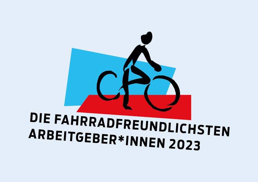 Logo mit Radfahrer-Piktogramm auf blau-rotem Hintergrund. Text: „Die fahrradfreundlichsten Arbeitgeber*innen 2023"