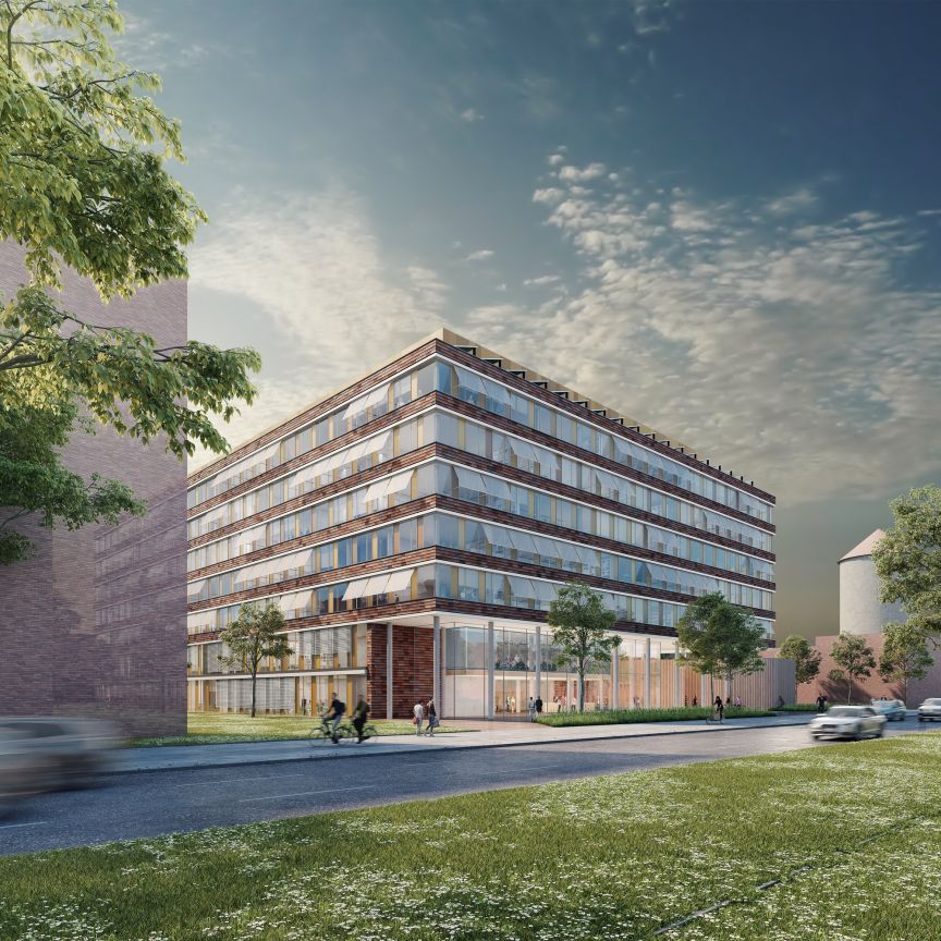 Modernes mehrstöckiges Bürogebäude mit Glasfassade, Backsteindetails, Grünfläche, Straße mit Radfahrern, bewölkter Himmel.