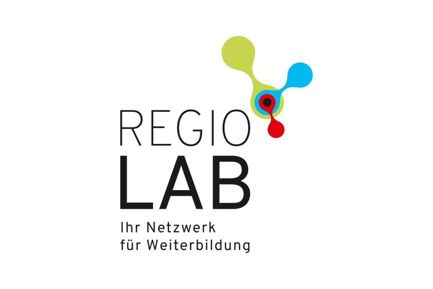 Logo „RegioLab – Ihr Netzwerk für Weiterbildung" mit buntem Molekül-Symbol in Grün, Blau und Rot.