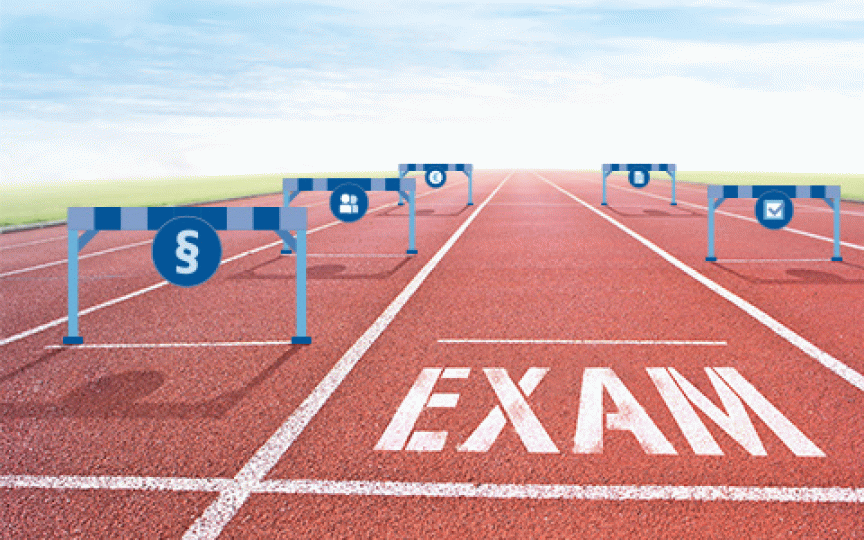 Fünf Hürden auf einer Laufbahn mit der Beschriftung EXAM.