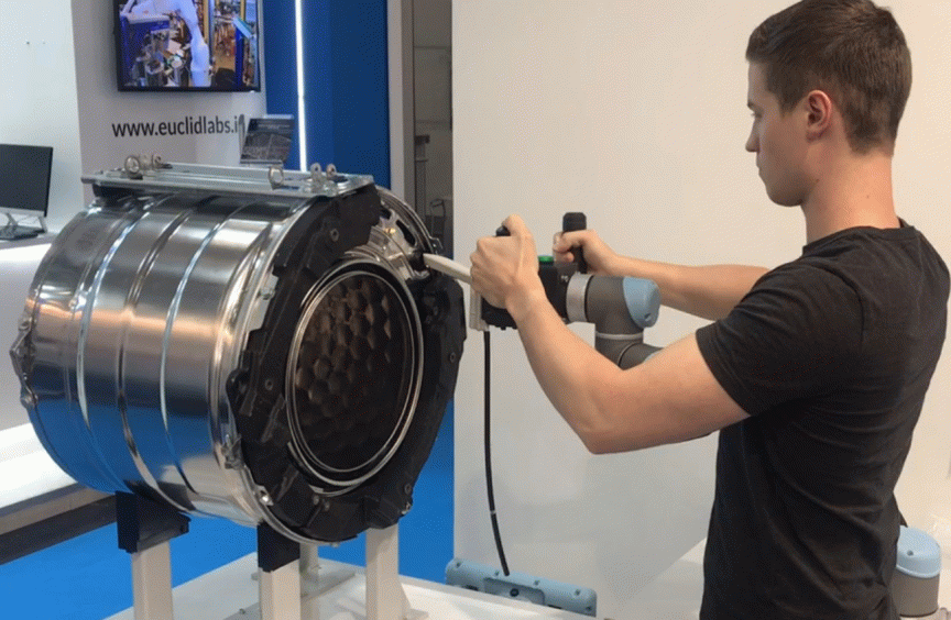 Cobot an der Waschmaschine