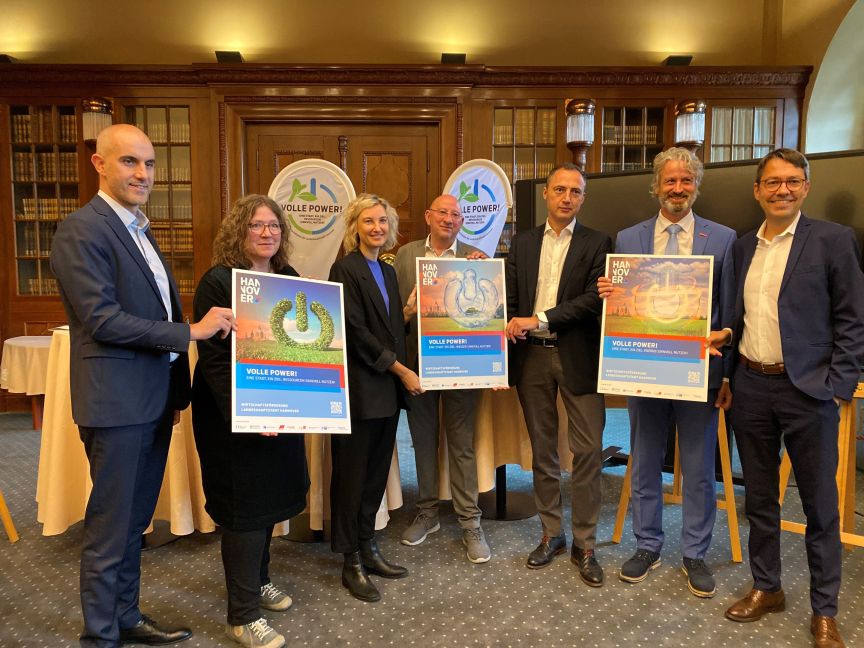 Präsentation der Kampagnen-Motive: Oberbürgermeister Belit Onay (v.l.), Wirtschafts- und Umweltdezernentin Anja Ritschel, Katharina Nörthemann (hannoverimpuls GmbH), Torsten Hannig (DGB Niedersachsen-Mitte), Dr. Mirko-Daniel Hoppe (IHK Hannover), Peter Karst (Handwerkskammer Hannover) und Prof. Dr. Marc Hansmann (Enercity AG).