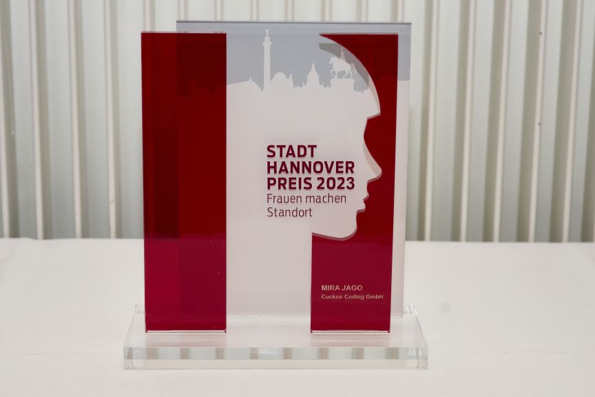 Glaspokal „Stadt Hannover Preis 2023 – Frauen machen Standort", verliehen an Mira Jago, Cuckoo Coding GmbH.