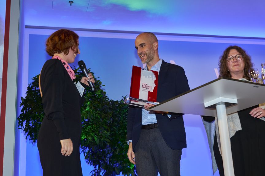 Oberbürgermeister Belit Onay überreicht der Stadt Hannover Preis Trägerin Mira Jago den Award, Wirtschafts- und Umweltdezernentin Anja Ritschel (links) moderiert die Preisübergabe