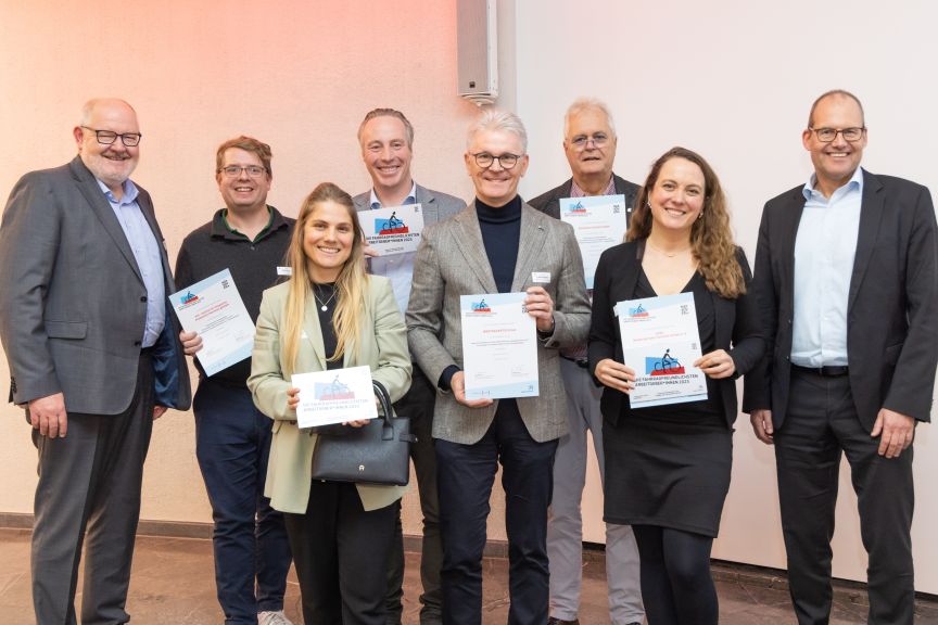 von links: Christian Peters, Fachbereichsleiter Wirtschaft, Landeshauptstadt Hannover mit den Preisträgern*innen 2023: Ake Kriwall, IPH - Institut für Integrierte Produktion Hannover gemeinnützige GmbH; Julia-Maria Blesin WERTGARANTIE Beteiligungen GmbH; Christian Katz, Steuerkanzlei Katz; Konrad Lehmann, WERTGARANTIE Beteiligungen GmbH; Wolfgang Gruppe, Reisebüro Schiller GmbH; Sarah Zurke, ADAC Niedersachsen/Sachsen-Anhalt e. V. und Ulf-Birger Franz, Dezernent für Wirtschaft, Verkehr und Bildung Region Hannover