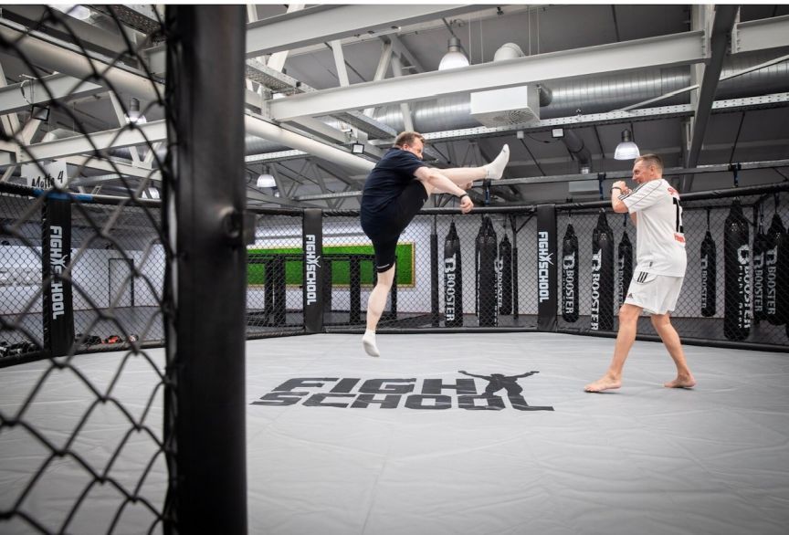 Thomas Schüßler,  Firmenkundenberater der Wirtschaftsförderung der Region Hannover beim Probetraining in der Fightschool