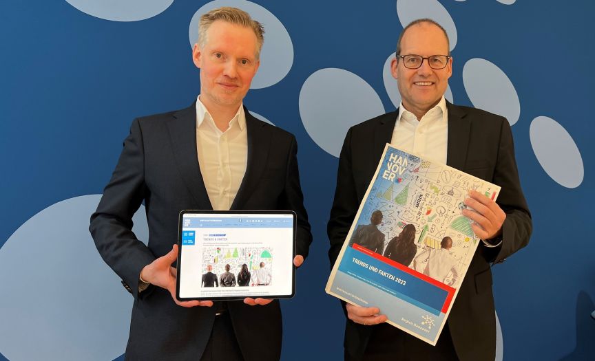 Alexander Skubowius, Fachbereichsleiter Wirtschafts- und Beschäftigungsförderung der Region Hannover und Wirtschaftsdezernent Ulf-Birger Franz haben die Trends und Fakten 2023 vorgestellt. Alexander Skubowius, Fachbereichsleiter Wirtschafts- und Beschäftigungsförderung der Region Hannover und Wirtschaftsdezernent Ulf-Birger Franz haben die Trends und Fakten 2023 vorgestellt.