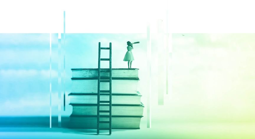 Mädchen mit Fernrohr steht auf Bücherstapel, daneben Leiter, blau-grüner Hintergrund.