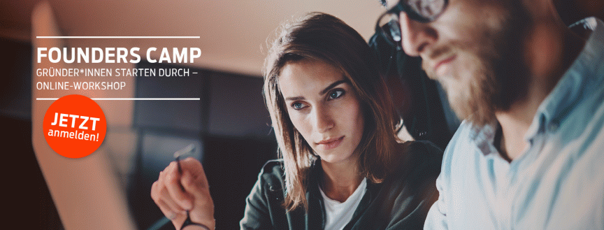 Zwei Personen schauen gemeinsam auf einen Bildschirm. Text: „Founders Camp – Gründer*innen starten durch, Online-Workshop, Jetzt anmelden!"