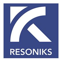Blaues quadratisches Logo mit weißem stilisiertem „K" und dem Schriftzug „RESONIKS" darunter.