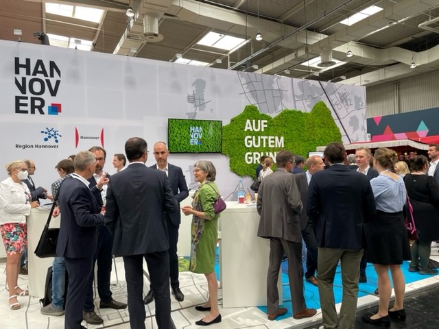 Oberbürgermeister Belit Onay beim Besuch des Messestands Messestand mit Belit Onay